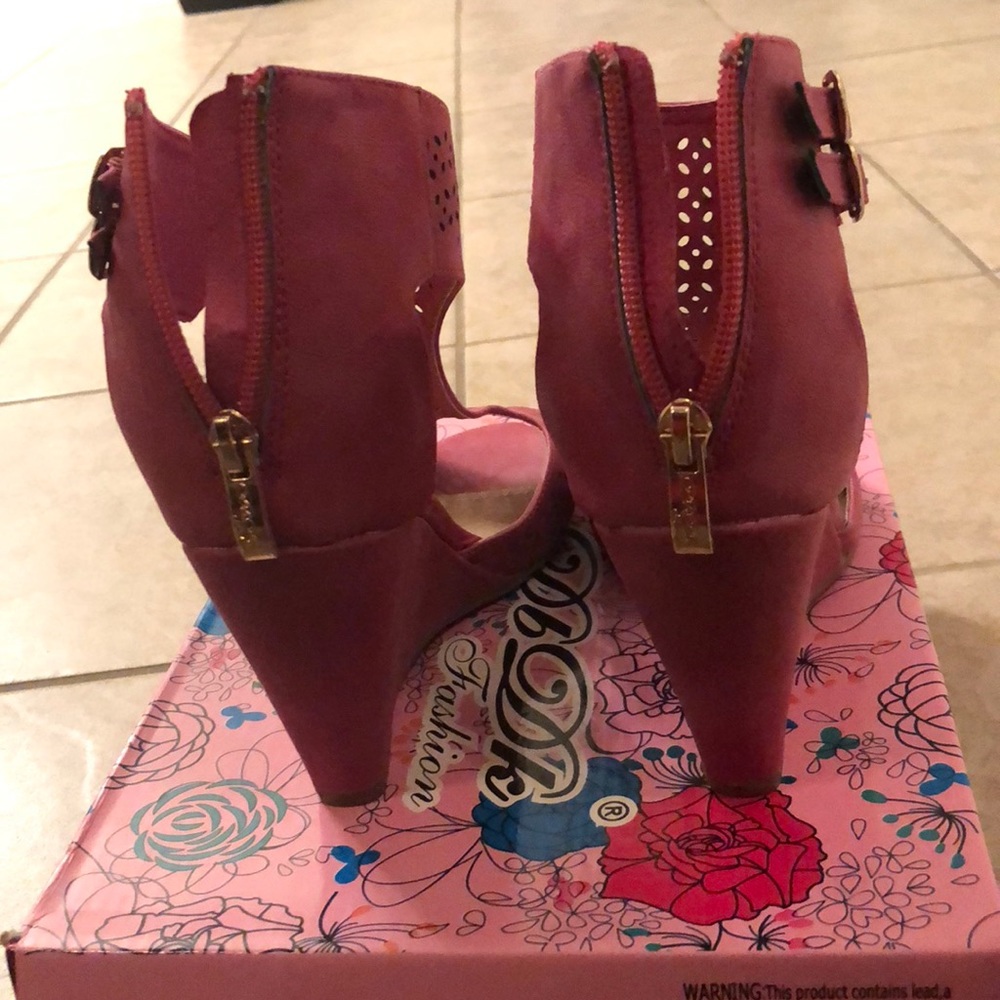 Sandals - Picture 3 of 3
